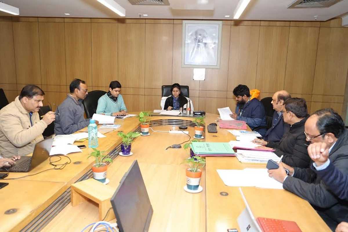 किसानों को लीज प्लान जारी करने में देरी पर सीईओ ने लगाई कड़ी फटकार